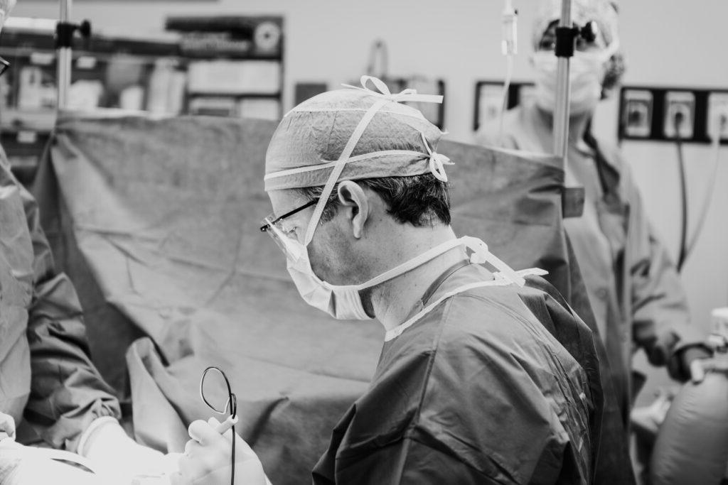 腹部整形外科医生在手术室里做手术 